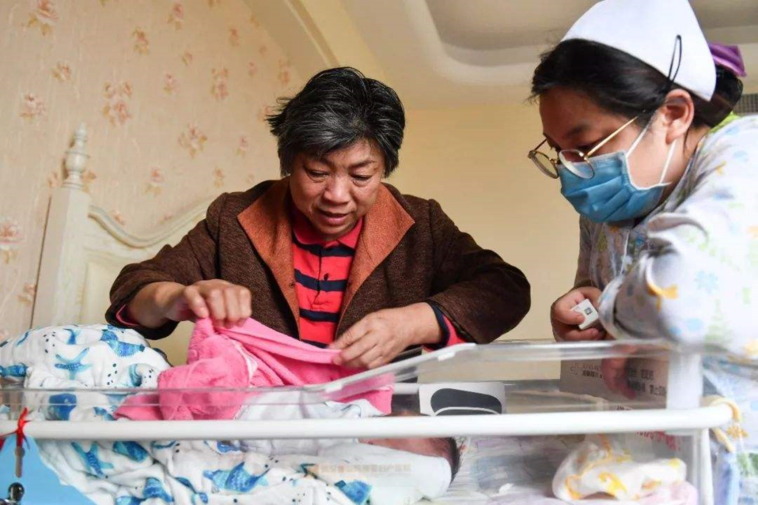 孕47天香港验血,51岁妈妈试管生下龙凤胎，只因24岁女儿工作之后，家里太冷清