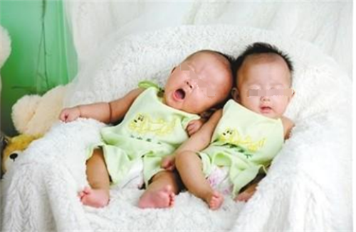 香港验血生化妊娠会影响结果吗,失独母亲，60岁试管产下双胞胎，一年200天都在