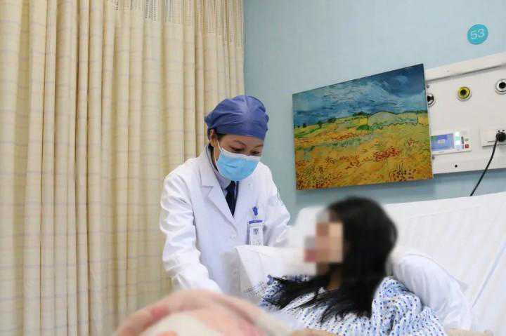 孕47天香港验血,51岁妈妈试管生下龙凤胎，只因24岁女儿工作之后，家里太冷清